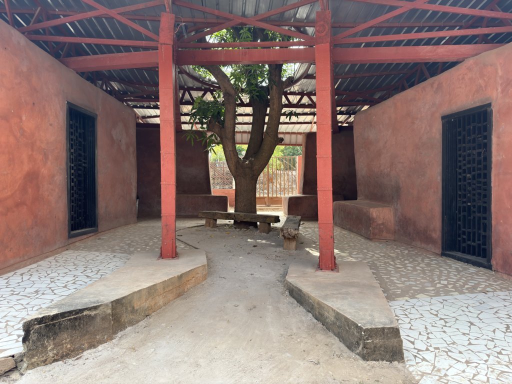 タナフ多目的センター アースバッグ伝統博物館（アフリカ、セネガル） バロウ・サロ作 - ラウル・ヴェッキオ